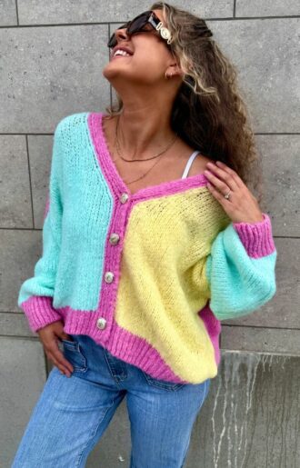 Färgglad boho luxe-kofta i cerise, turkos och pastellgult med guldknappar – one size XS–XL. LoveForever.se