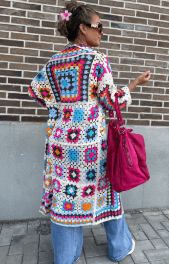 Bohemisk kofta i virkad look med granny-rutor i färgglada toner – one size, oversize passform. Passar XS–XXL. LoveForever.se