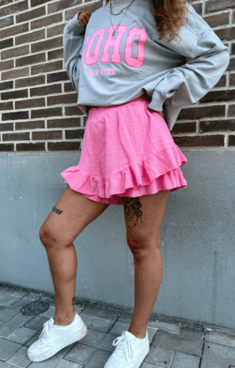 Enfärgade rosa skorts i krinklad bomull – ser ut som kjol, känns som shorts. One size passar XS–L. Perfekt för strand, stad & semester. LoveForever.se