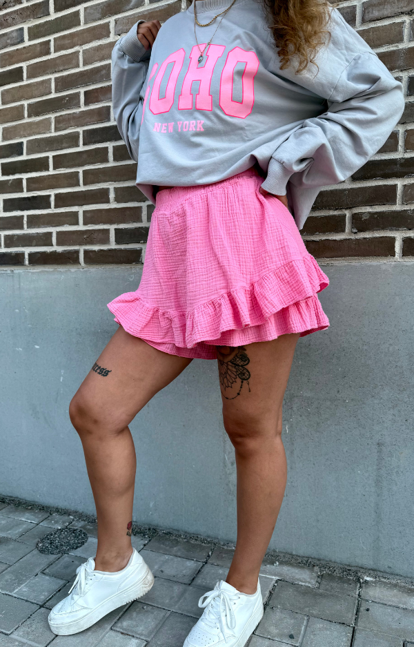 Enfärgade rosa skorts i krinklad bomull – ser ut som kjol, känns som shorts. One size passar XS–L. Perfekt för strand, stad & semester. LoveForever.se