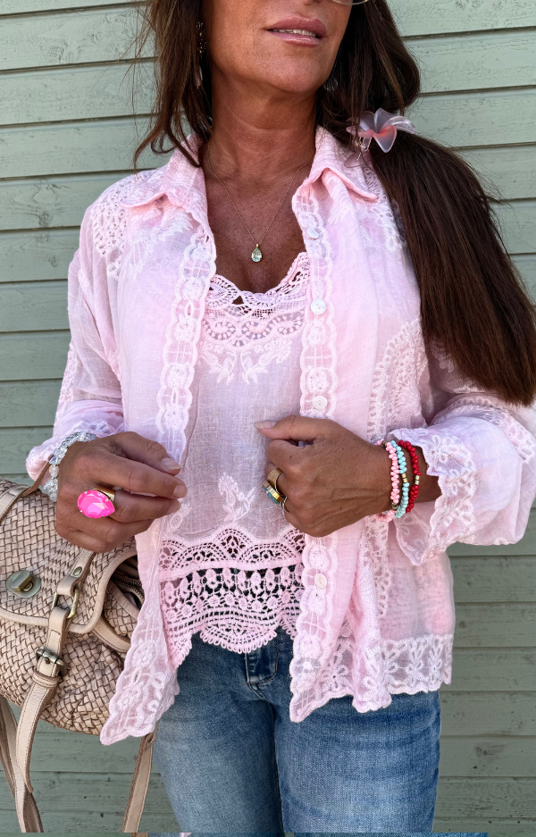 Rosa bomullsblus med broderier – sval och feminin stil