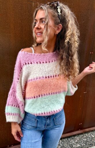 Randig boho-tröja i pastellfärger med båtringad hals – supermjuk & färgstark. One size XS–L. LoveForever.se