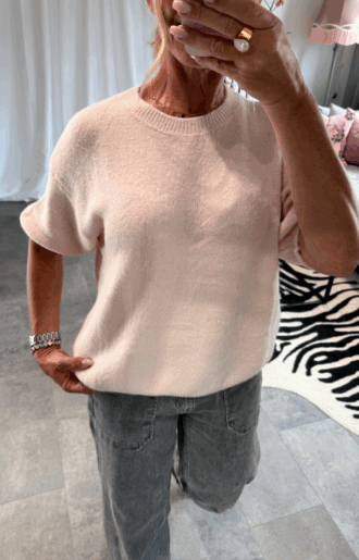 Puderrosa stickad tröja i alpacka-mix med puffärm och rund hals, one size, passar XS till XL.