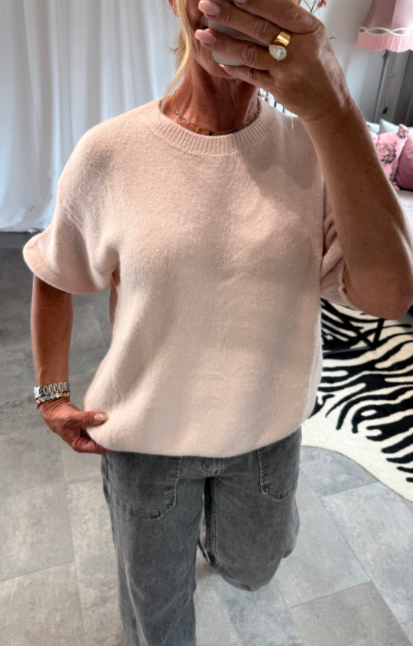 Puderrosa stickad tröja i alpacka-mix med puffärm och rund hals, one size, passar XS till XL.
