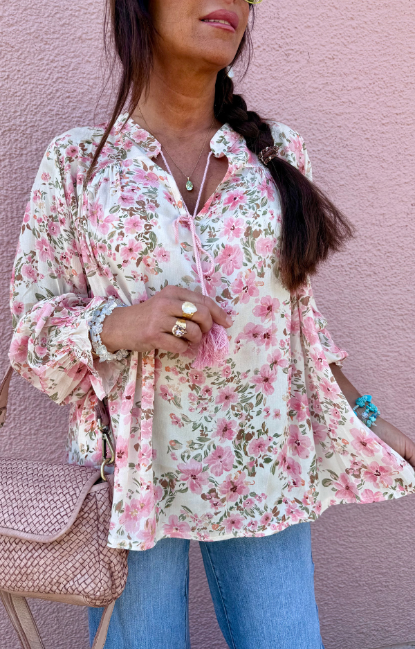 Susanne Blouse i offwhite med puderrosa blommor, viskosblus med långa bomullstassels vid halsringningen och volangärmar.