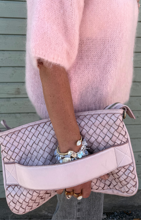Puderrosa fodrad clutch/crossbody i flätat supermjukt läder – med dragkedja, innerficka & avtagbar axelrem.