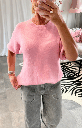 Rosa stickad tröja i alpacka-mix med puffärm och rund hals, one size, passar XS till XL.