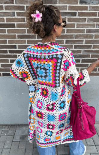 Bohemisk kofta i virkad look med granny-rutor i färgglada toner – one size, oversize passform. Passar XS–XXL. LoveForever.se