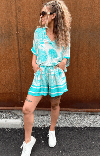 Tvådelat set i turkost boho-print – lyxig sidenmix, sval och följsam känsla. One size XS–L. Somrigt och stilrent från LoveForever.se