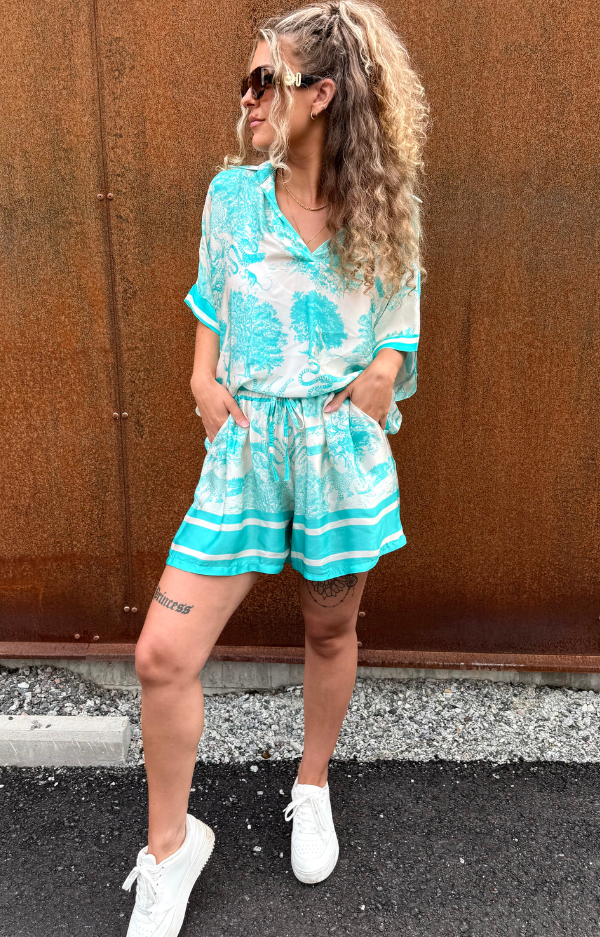 Tvådelat set i turkost boho-print – lyxig sidenmix, sval och följsam känsla. One size XS–L. Somrigt och stilrent från LoveForever.se