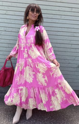 Lång cerise klänning i viskos med offwhite print – luftig sommarklänning med bohemisk stil och vackert fall.