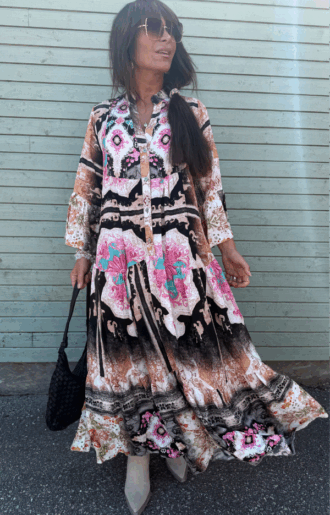 Klänning i svart med rosa blommor – volanger och vidd i kjolen, boho-stil från Love Forever