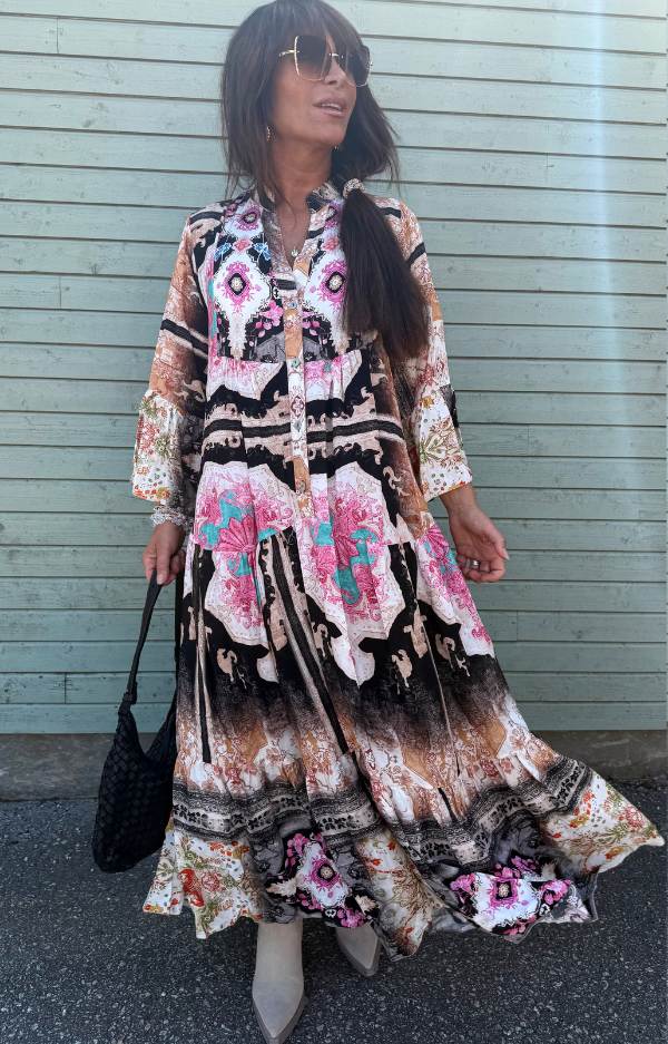 Klänning i svart med rosa blommor – volanger och vidd i kjolen, boho-stil från Love Forever