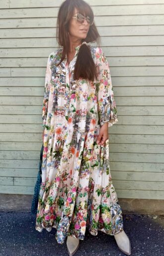 Klänning i 100% viskos med beige botten och blommönster – luftig modell med volangärmar, vidd i kjolen och bohemisk stil, passar S till XL.