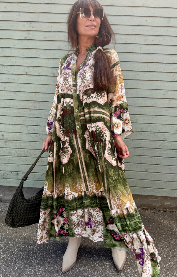 Bohemisk långklänning i army-rosa blommigt print från Love Forever, med volangdetaljer och mjukt fall, fotad framifrån mot neutral bakgrund.