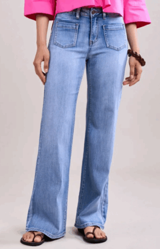 Mimi Jeans – vida stretchjeans i blå denim med trendiga fickor, sett framifrån