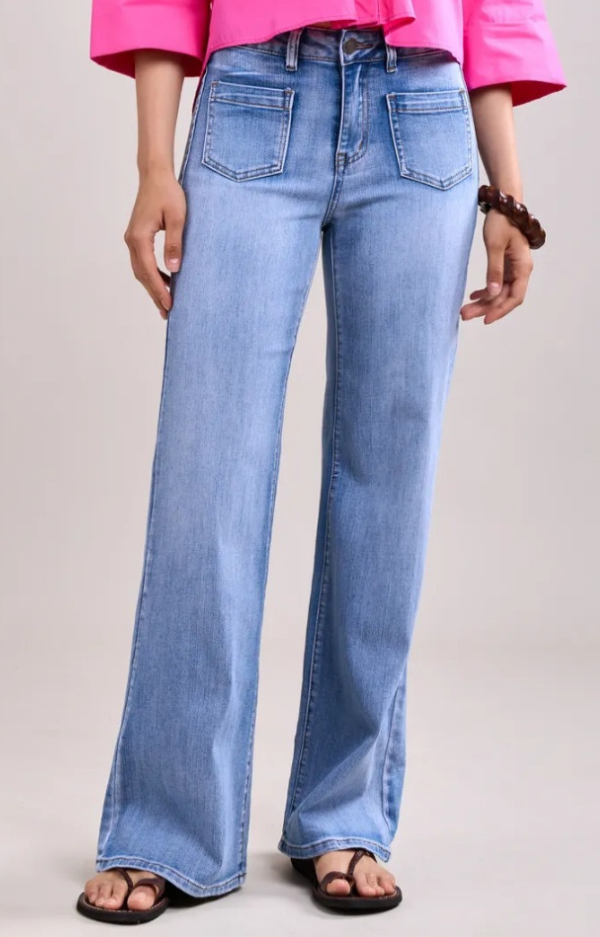 Mimi Jeans – vida stretchjeans i blå denim med trendiga fickor, sett framifrån