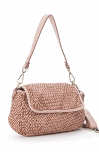 Handgjord väska i flätat läder med lock och avtagbar rem, Helen Väska i vintage-look med puderrosa innerfoder, fotad framifrån på neutral bakgrund.