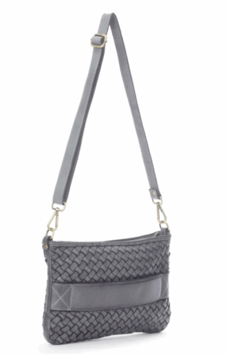 Handgjord clutch/axelväska i flätat grått läder – med dragkedja, innerficka och avtagbar axelrem.
