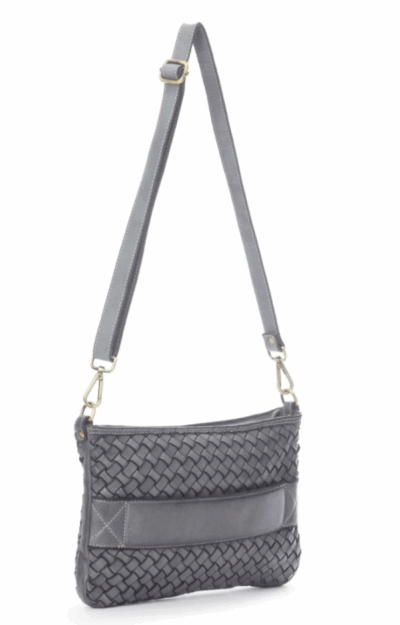Handgjord clutch/axelväska i flätat grått läder – med dragkedja, innerficka och avtagbar axelrem.