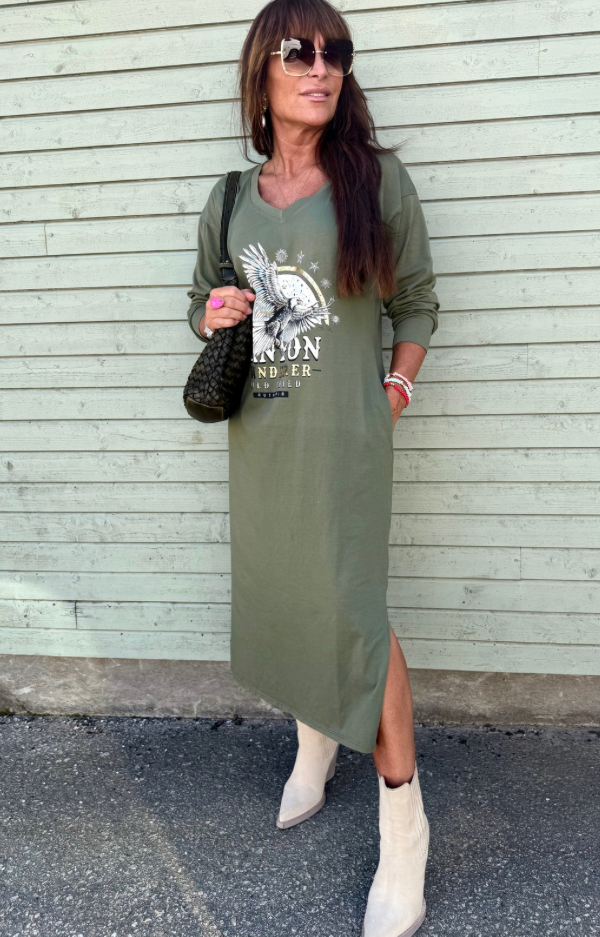Armygrön t-shirtklänning med guldfärgat örntryck och V-ringning