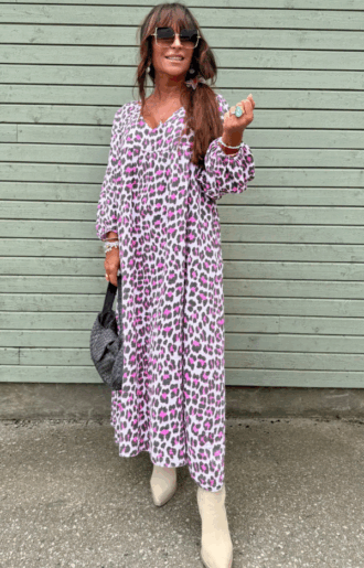 Leopardklänning med vit botten och neonrosa detaljer i bomull