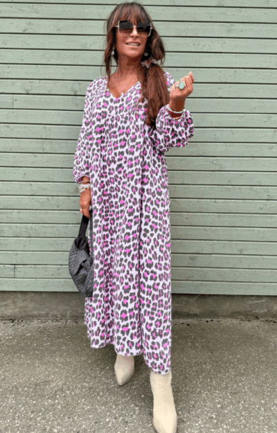 Leopardklänning med vit botten och neonrosa detaljer i bomull