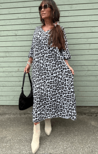 Klänning i leopardmönster med vit botten och beige, mörkbruna detaljer