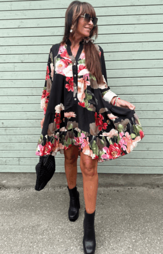 Svart viskostunika med blommönster i offwhite, soft red och armygrönt