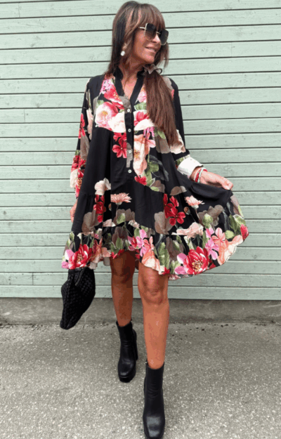 Svart viskostunika med blommönster i offwhite, soft red och armygrönt