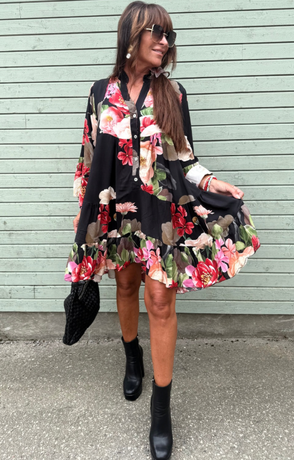 Svart viskostunika med blommönster i offwhite, soft red och armygrönt