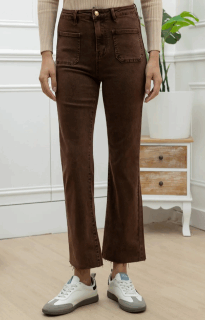 Chokladbruna stretchjeans med raka ben och 70-talsfickor framtill – höstens trendbyxa, normal passform.
