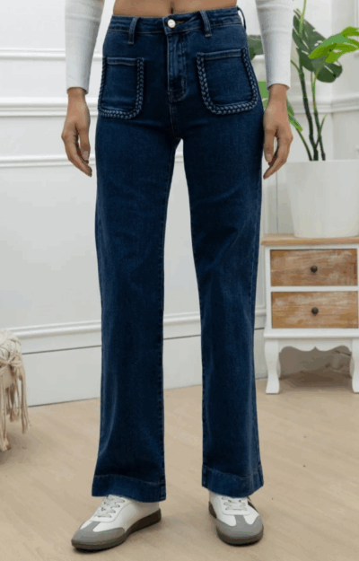 Mörkblå jeans med raka ben, 70-talsfickor och flätad jeanstygsdetalj – stretchiga och trendiga byxor i normal passform.