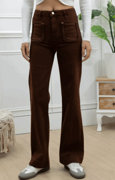 Chokladbruna stretchjeans med raka ben, 70-talsfickor och flätad jeanstygsdetalj – höstens trendbyxa i normal passform.