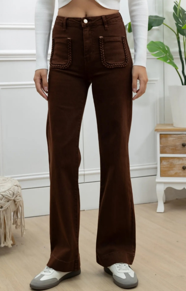 Chokladbruna stretchjeans med raka ben, 70-talsfickor och flätad jeanstygsdetalj – höstens trendbyxa i normal passform.