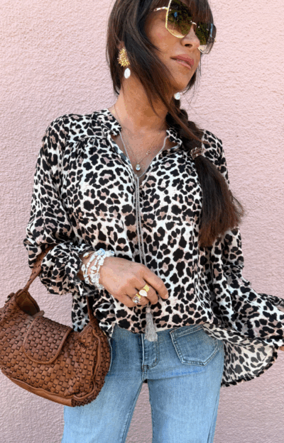 Leoprint-blus i viskos med bomullstassels, volanger & resår vid ärm – trendig one size-blus från Love Forever.