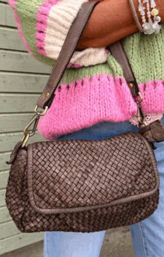 andgjord italiensk axelremsväska i flätat läder – nu i mörk taupe. Lyxigt puderrosa foder, smart design med både axelrem & crossbody. Shoppa Helen-väskan hos Love Forever.