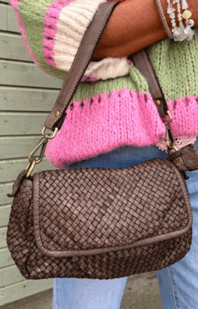 andgjord italiensk axelremsväska i flätat läder – nu i mörk taupe. Lyxigt puderrosa foder, smart design med både axelrem & crossbody. Shoppa Helen-väskan hos Love Forever.