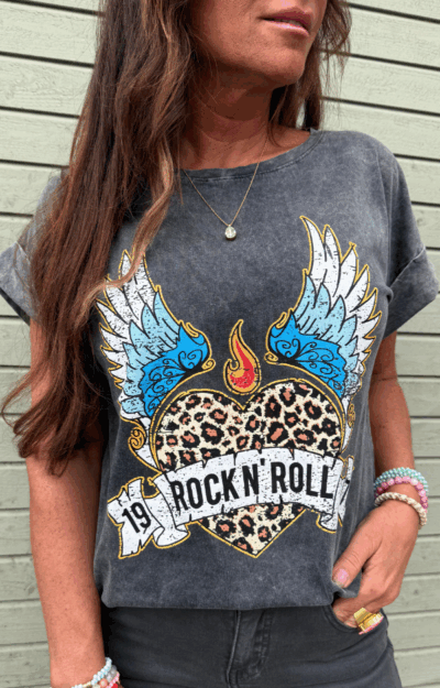 T-shirt med hjärta i leopardmönster, Rock n Roll-text och blåvita änglavingar framtill – rockig design i mjuk bomull