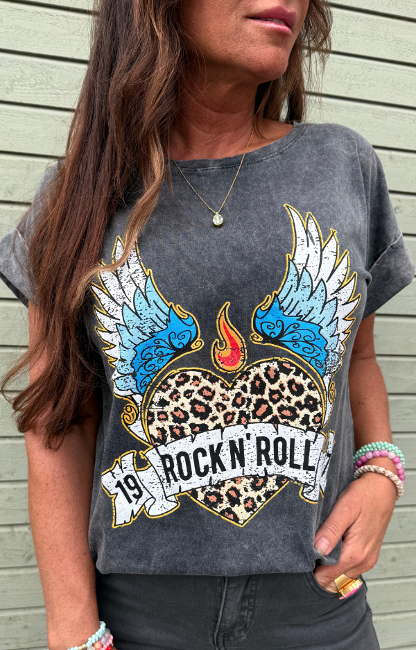T-shirt med hjärta i leopardmönster, Rock n Roll-text och blåvita änglavingar framtill – rockig design i mjuk bomull