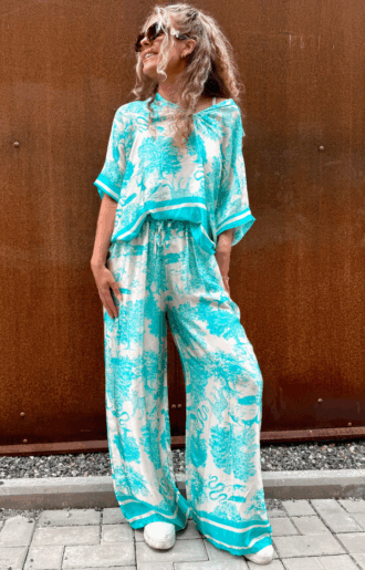 Lyxigt set i turkost print med långärmad topp och långa byxor i sidenmix – elegant, bohemisk look i naturligt, svalt material