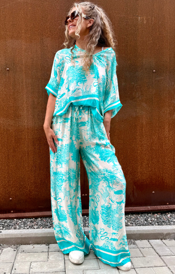 Lyxigt set i turkost print med långärmad topp och långa byxor i sidenmix – elegant, bohemisk look i naturligt, svalt material