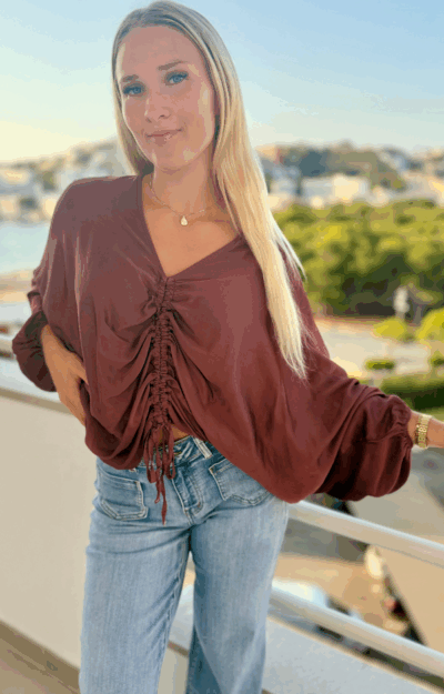 Vinröd bordeauxfärgad blus i silkig viskos med trumpetärmar och justerbar dragsko – one size XS–L | Love Forever