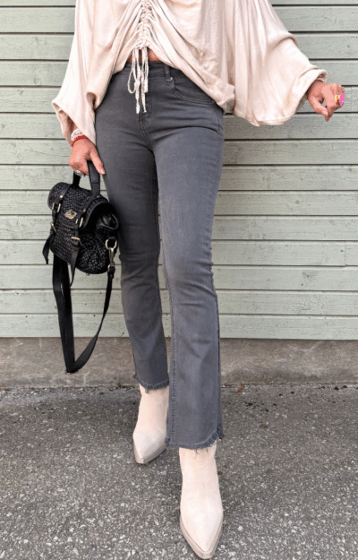 Jeans i tvättad grå färg med raka ben och normal midja, bärs av modell som är 163 cm lång och har storlek XS.