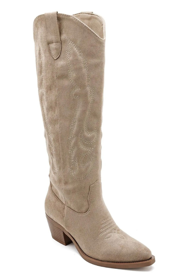 Beige cowboyboots i fuskmocka med broderier, 7 cm klack och 38 cm skaftvidd – boho boots med dragkedja från Love Forever.