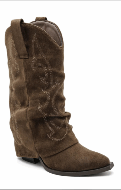 Chokladbruna boots i fuskmocka med broderier, nedvikt skaft och 7 cm klack – från Love Forever. Trendiga höstboots med dragkedja på insidan.