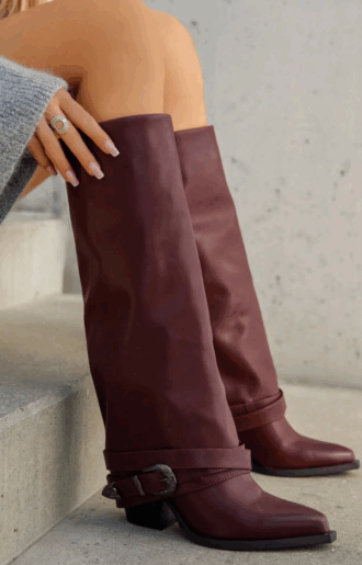 Vinröda boots i PU-läder med nedvik och avtagbar spänndetalj, 7 cm klack och dragkedja – trendiga stövlar från Love Forever.
