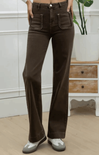 Mockabruna stretchjeans med raka ben, 70-talsfickor och flätade detaljer i jeanstyg – höstens trendplagg i fango-ton.