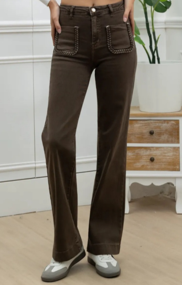 Mockabruna stretchjeans med raka ben, 70-talsfickor och flätade detaljer i jeanstyg – höstens trendplagg i fango-ton.
