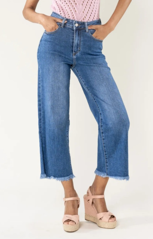 Croppade jeans med rå kant och stretch – perfekta till höstboots, från Love Forever